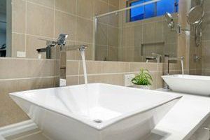 Ein Warmwassersystem umfasst die Gesamtheit aller technischen Komponenten und Installationen, die zur Bereitstellung, Speicherung, Verteilung und Regelung von erwärmtem Wasser in einem Gebäude dienen. Ein Warmwassersystem umfasst die Gesamtheit aller technischen Komponenten und Installationen, die zur Bereitstellung, Speicherung, Verteilung und Regelung von erwärmtem Wasser in einem Gebäude dienen.