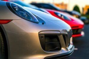 Eine Wellenbewegung ist eine wiederkehrende Bewegung, bei der sich Energie oder eine physikalische Größe in Form von Wellen durch ein Medium oder einen Raum ausbreitet. Eine Wellenbewegung ist eine wiederkehrende Bewegung, bei der sich Energie oder eine physikalische Größe in Form von Wellen durch ein Medium oder einen Raum ausbreitet.