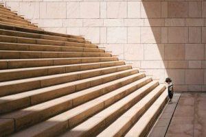 Eine Wendeltreppe ist eine spezielle Art von Treppe, die sich spiralförmig um eine zentrale Säule oder einen zentralen Pfosten windet.