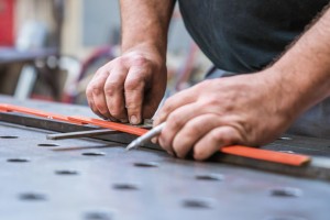 Eine Werkbank ist ein stabiler Arbeitstisch, der speziell für handwerkliche oder technische Tätigkeiten konzipiert wurde.