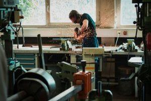 Werkbank clever planen: Ergonomie, Ordnung und Ausstattung für Heim- und Profiwerkstatt - Bild: Maxime Agnelli / Unsplash