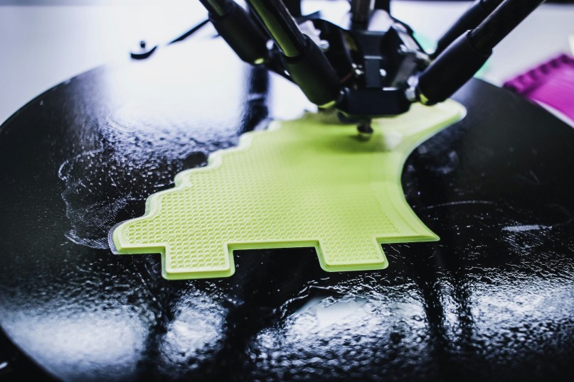 Der 3D-Druck, auch als Additive Fertigung bekannt, bezeichnet ein Verfahren zur Herstellung dreidimensionaler Objekte aus digitalen Modellen.