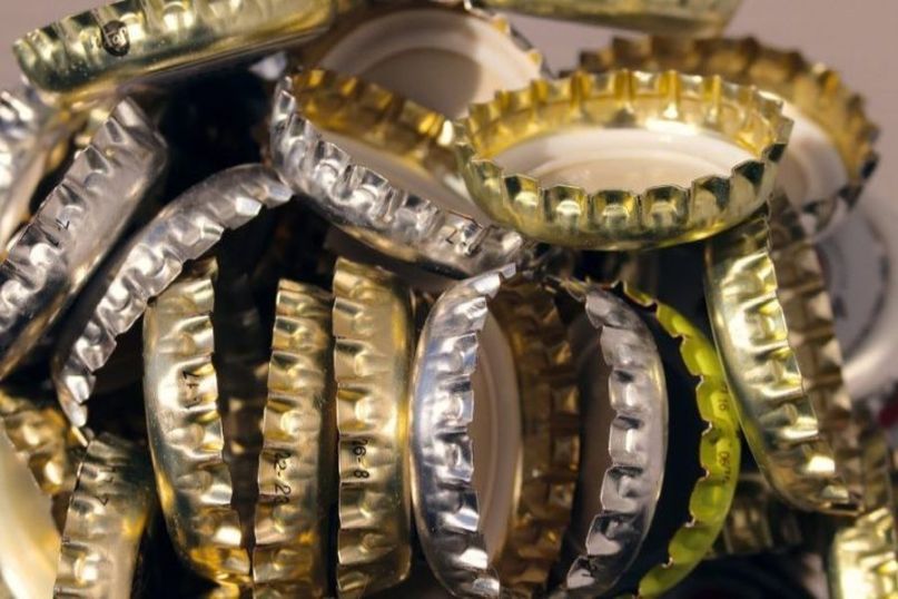 Eine Abdichtung ist ein Material oder eine Technik, die eingesetzt wird, um das Eindringen von Feuchtigkeit, Luft, Schmutz, Lärm oder anderen unerwünschten Elementen in einen Raum oder ein System zu verhindern.