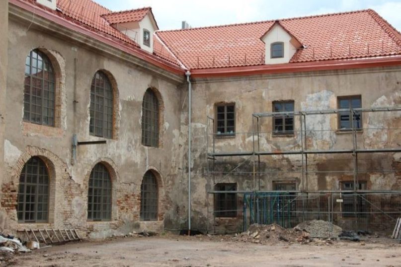 Altbausanierung bezeichnet die Renovierung und Sanierung historischer oder älterer Gebäude, wobei der historische Charme und die ursprüngliche Architektur bewahrt werden sollen.