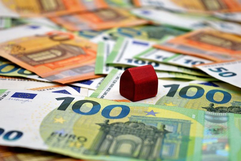 Ein Anleger bezeichnet eine Person oder eine Organisation, die Geld, Kapital oder Ressourcen in ein Unternehmen, eine Anlageform oder einen Finanzmarkt investiert.