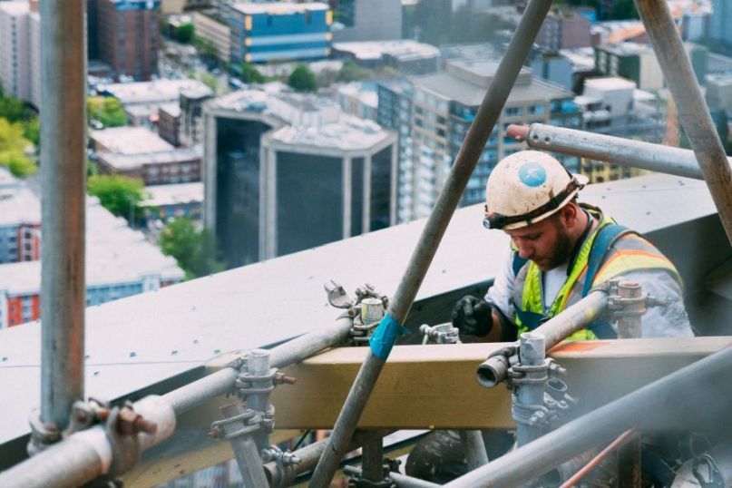 Die Baukonstruktion umfasst die technische Gestaltung und Umsetzung der Tragstruktur eines Gebäudes oder Bauwerks.