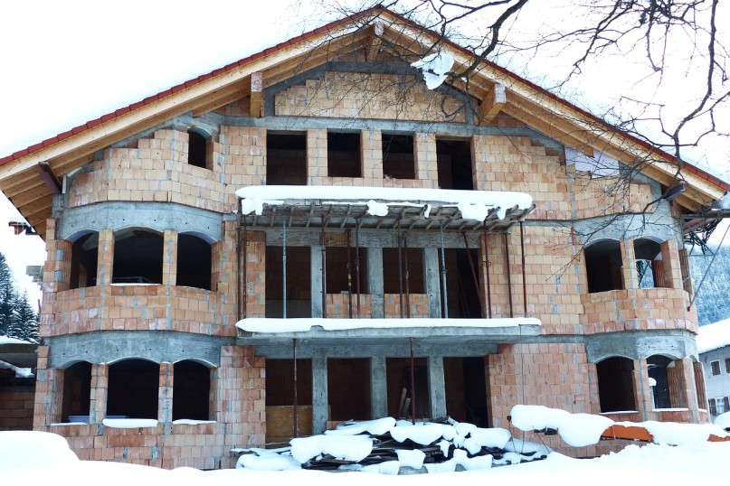 Der Bau eines Eigenheims ist ein Gro&szlig;projekt, das eine solide finanzielle Planung erfordert