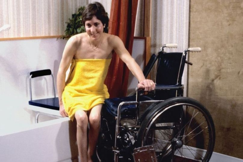 Eine Behinderung bezieht sich auf eine physische, kognitive oder sensorische Einschränkung, die das tägliche Leben einer Person beeinträchtigt.