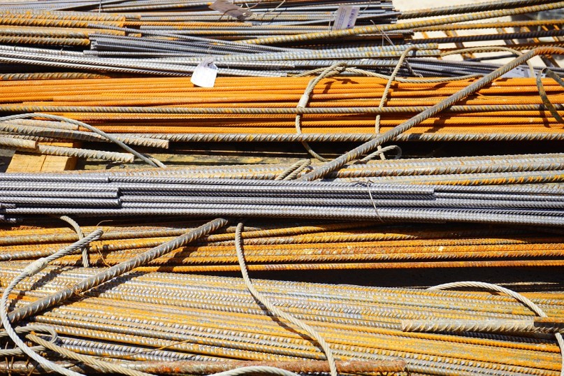 Betonstahl ist ein speziell hergestellter Baustahl, der zur Bewehrung von Betonbauteilen eingesetzt wird, um deren Zug- und Biegefestigkeit zu erhöhen.