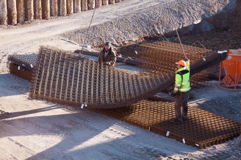 Der Begriff Bewehrung beschreibt die gezielte Einlage von Zug- oder Druckelementen – meist in Form von Stahleinlagen – in Betonbauteile, um deren Tragfähigkeit und Dauerhaftigkeit zu erhöhen.