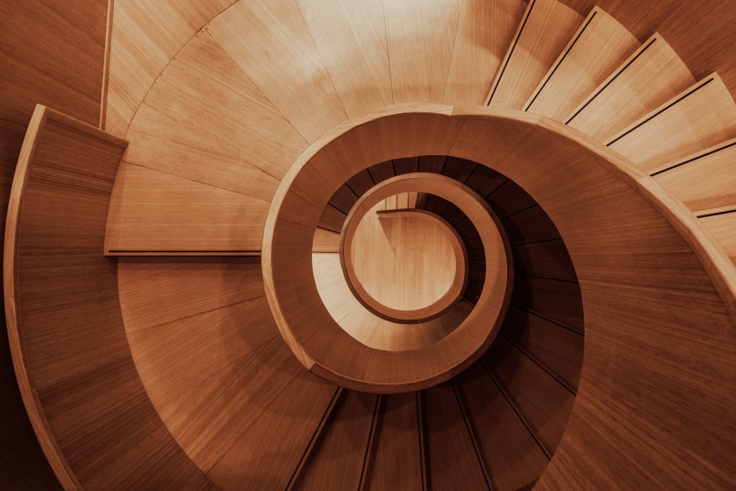 Eine Bodentreppe, auch als Dachbodentreppe oder Speichertreppe bekannt, ist eine platzsparende, faltbare oder ausziehbare Treppe, die einen einfachen Zugang zum Dachboden oder anderen höher gelegenen Räumen ermöglicht. Eine Bodentreppe, auch als Dachbodentreppe oder Speichertreppe bekannt, ist eine platzsparende, faltbare oder ausziehbare Treppe, die einen einfachen Zugang zum Dachboden oder anderen höher gelegenen Räumen ermöglicht.