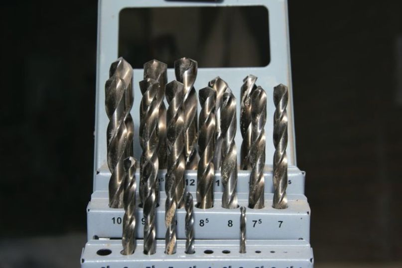 Ein Bohrer ist ein präzises Werkzeug, das zum Erzeugen von Löchern oder zur Erweiterung bestehender Öffnungen in verschiedenen Materialien wie Holz, Metall, Kunststoff oder Stein verwendet wird. Ein Bohrer ist ein präzises Werkzeug, das zum Erzeugen von Löchern oder zur Erweiterung bestehender Öffnungen in verschiedenen Materialien wie Holz, Metall, Kunststoff oder Stein verwendet wird.