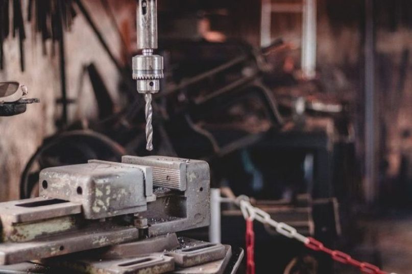 Eine Bohrmaschine ist ein vielseitiges Elektrowerkzeug, das primär zum Bohren von Löchern in verschiedene Materialien wie Holz, Metall, Kunststoff oder Mauerwerk verwendet wird. Eine Bohrmaschine ist ein vielseitiges Elektrowerkzeug, das primär zum Bohren von Löchern in verschiedene Materialien wie Holz, Metall, Kunststoff oder Mauerwerk verwendet wird.