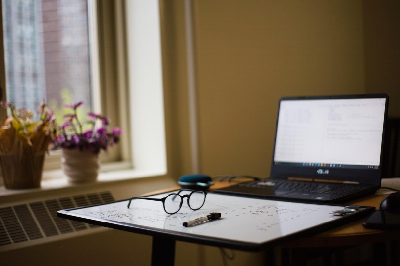 Eigenregie bezieht sich auf die Fähigkeit, seine eigenen Angelegenheiten zu verwalten oder zu organisieren, ohne auf eine externe Autorität oder Führung angewiesen zu sein.