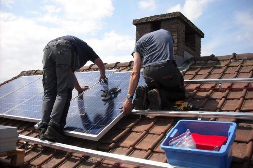Dacharbeit umfasst sämtliche Tätigkeiten im Zusammenhang mit der Planung, Konstruktion, Reparatur, Renovierung oder dem Ausbau von Dächern.