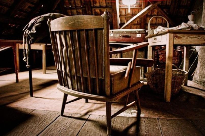 Der Dachboden ist ein Raum direkt unter dem Dach eines Gebäudes, der traditionell als Speicher oder Abstellraum genutzt wird.