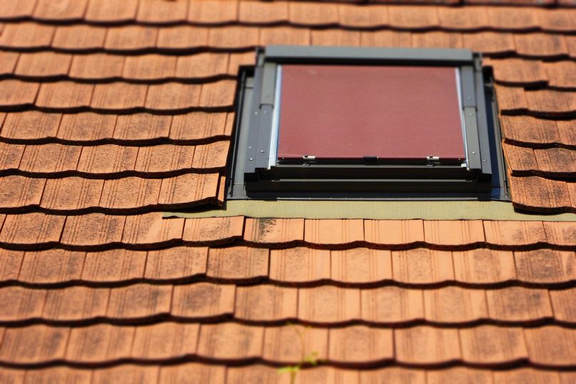 Ein Dachdeckeraufzug ist eine spezielle Hebeeinrichtung, die von Dachdeckern verwendet wird, um Materialien und Werkzeuge sicher auf Dächer zu befördern. Ein Dachdeckeraufzug ist eine spezielle Hebeeinrichtung, die von Dachdeckern verwendet wird, um Materialien und Werkzeuge sicher auf Dächer zu befördern.