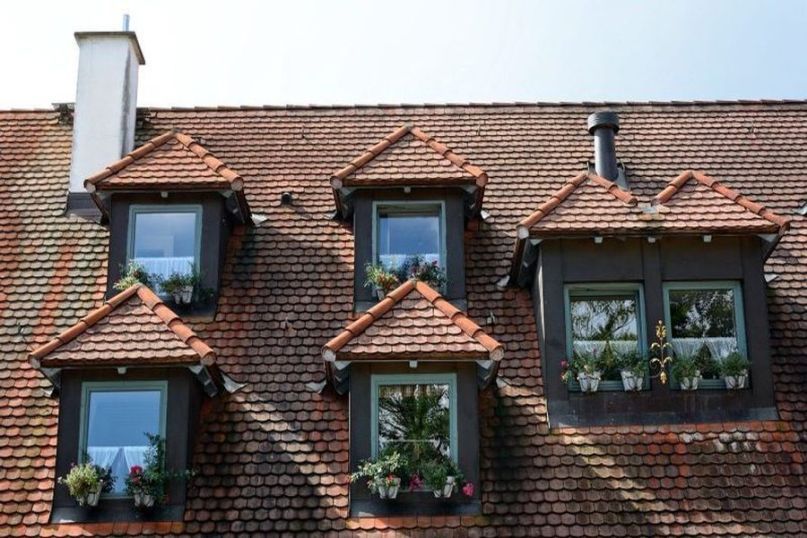 Dachfenster sind speziell konzipierte Fenster, die in die Dachfläche eingebaut werden und für mehr Tageslicht und verbesserte Luftzirkulation in Dachräumen sorgen. Dachfenster sind speziell konzipierte Fenster, die in die Dachfläche eingebaut werden und für mehr Tageslicht und verbesserte Luftzirkulation in Dachräumen sorgen.
