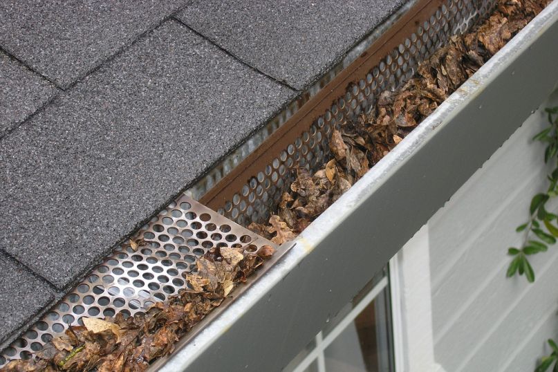 Eine Dachrinne ist ein essenzielles Bauteil an der Dachkante eines Gebäudes, das zur Ableitung von Regenwasser von der Dachfläche dient. Eine Dachrinne ist ein essenzielles Bauteil an der Dachkante eines Gebäudes, das zur Ableitung von Regenwasser von der Dachfläche dient.