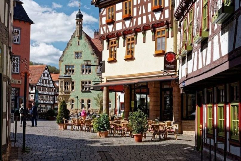 Denkmalschutz bezieht sich auf den Schutz von Denkmälern, Gebäuden oder Gegenständen von historischer, kultureller oder architektonischer Bedeutung. Denkmalschutz bezieht sich auf den Schutz von Denkmälern, Gebäuden oder Gegenständen von historischer, kultureller oder architektonischer Bedeutung.