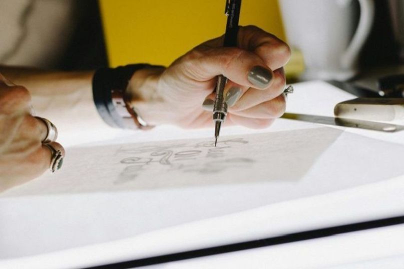 Ein Designer ist eine Person, die kreative und innovative Lösungen für ästhetische, funktionale oder technische Probleme entwickelt.