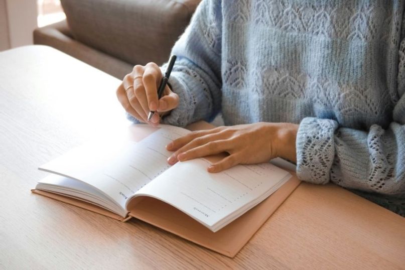 Ein Dokument ist eine festgehaltene Informationseinheit in schriftlicher, digitaler oder anderer Form, die Daten, Informationen oder Aufzeichnungen darstellt. Ein Dokument ist eine festgehaltene Informationseinheit in schriftlicher, digitaler oder anderer Form, die Daten, Informationen oder Aufzeichnungen darstellt.
