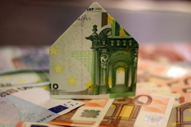 Eine Eckbank ist ein spezielles Möbelstück für den Essbereich, das in einer Ecke platziert wird und oft eine lange Sitzfläche entlang zweier Wände aufweist.