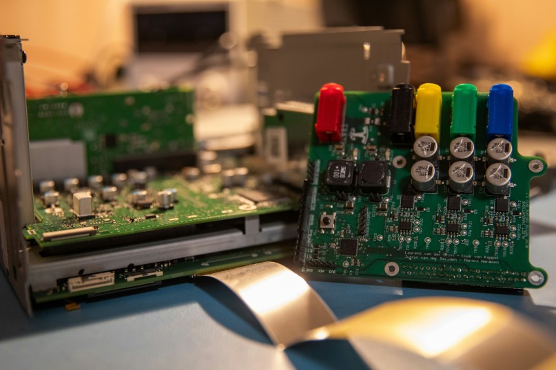 Ein Speisetrenner ist ein elektronisches Gerät, das in der industriellen Automatisierung eingesetzt wird, um elektrische Signale galvanisch zu trennen.