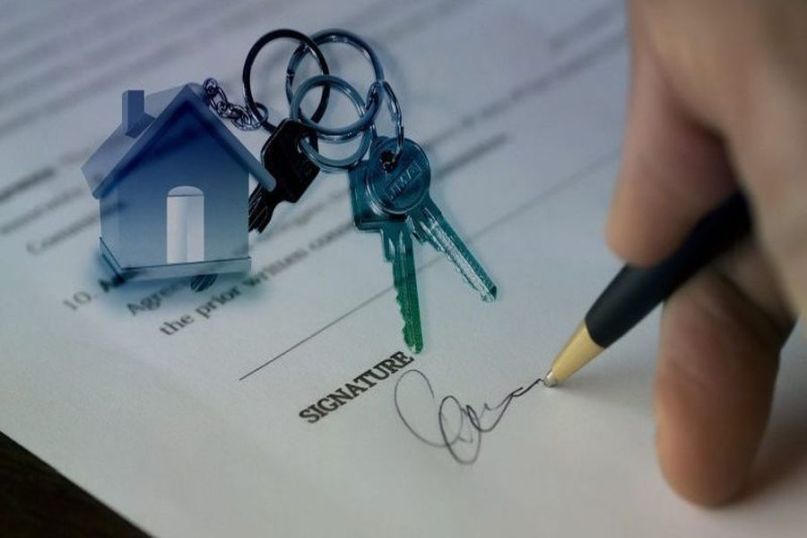 Elementarschadenversicherung ist eine Versicherung, die Schäden an Immobilien abdeckt, die durch Naturkatastrophen wie Überschwemmungen, Erdrutsche oder Stürme verursacht wurden.