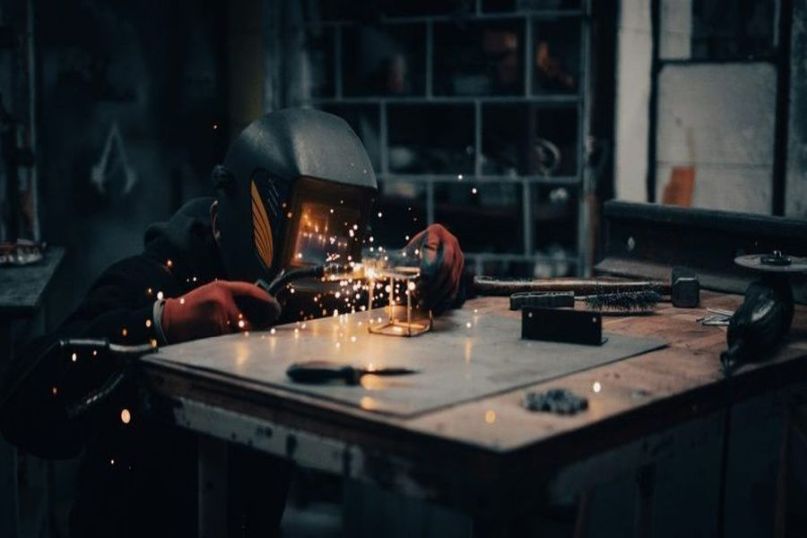 Eine Empfehlung ist eine Form der Beratung oder des Vorschlags, die darauf abzielt, eine bestimmte Handlung, ein Produkt, eine Dienstleistung oder eine Entscheidung zu befürworten.