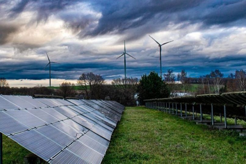 Die Energiewende bezieht sich auf die Umstellung von fossilen Brennstoffen auf erneuerbare Energien wie Solarenergie, Windenergie und Wasserkraft. Die Energiewende bezieht sich auf die Umstellung von fossilen Brennstoffen auf erneuerbare Energien wie Solarenergie, Windenergie und Wasserkraft.