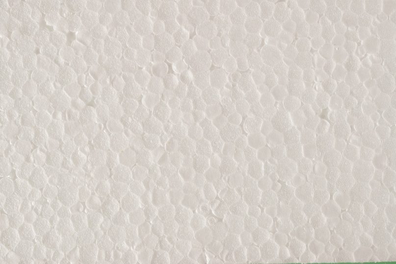 EPS, auch als expandiertes Polystyrol bekannt, ist ein leichter, aber robuster Schaumstoff, der in vielen Bereichen der Bau- und Verpackungsindustrie verwendet wird.
