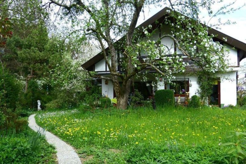 Die Erbpacht ist eine historische Form der langfristigen Verpachtung eines Grundst&uuml;cks, bei der ein P&auml;chter gegen Zahlung eines Erbpachtzinses das Recht erh&auml;lt, ein Geb&auml;ude darauf zu errichten und zu nutzen.