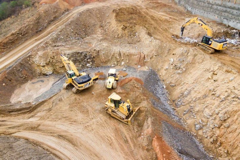 Feinstaub bezeichnet winzige Partikel in der Luft, die kleiner als 10 Mikrometer im Durchmesser sind und daher leicht eingeatmet werden können.