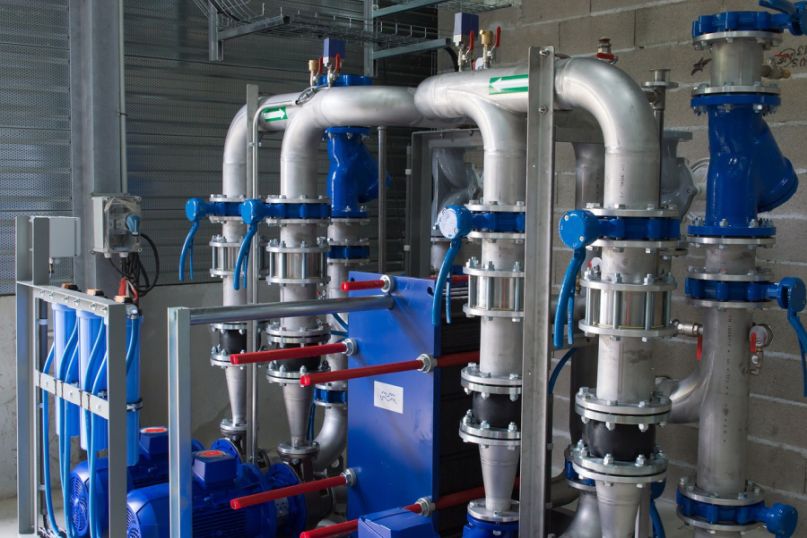 Fernwärme ist ein Versorgungssystem, das Wärme in Form von heißem Wasser oder Dampf über ein Netzwerk von isolierten Rohrleitungen von einer zentralen Wärmequelle, wie z.B. einem Heizkraftwerk oder einer Müllverbrennungsanlage, zu den Endverbrauchern transportiert.