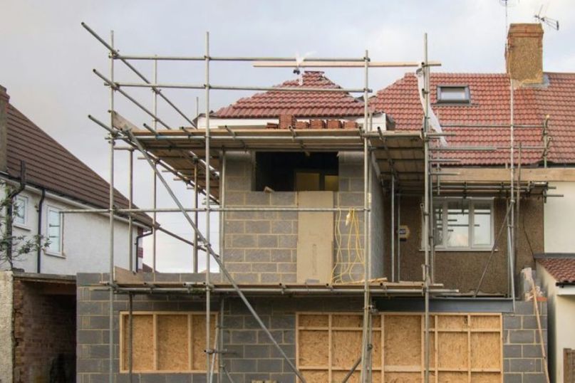 Die Fertigbauweise, auch bekannt als Modul- oder Systembauweise, bezeichnet eine Bauweise, bei der einzelne Bauteile oder Module in einem Werk vorgefertigt und dann auf der Baustelle montiert werden. Die Fertigbauweise, auch bekannt als Modul- oder Systembauweise, bezeichnet eine Bauweise, bei der einzelne Bauteile oder Module in einem Werk vorgefertigt und dann auf der Baustelle montiert werden.