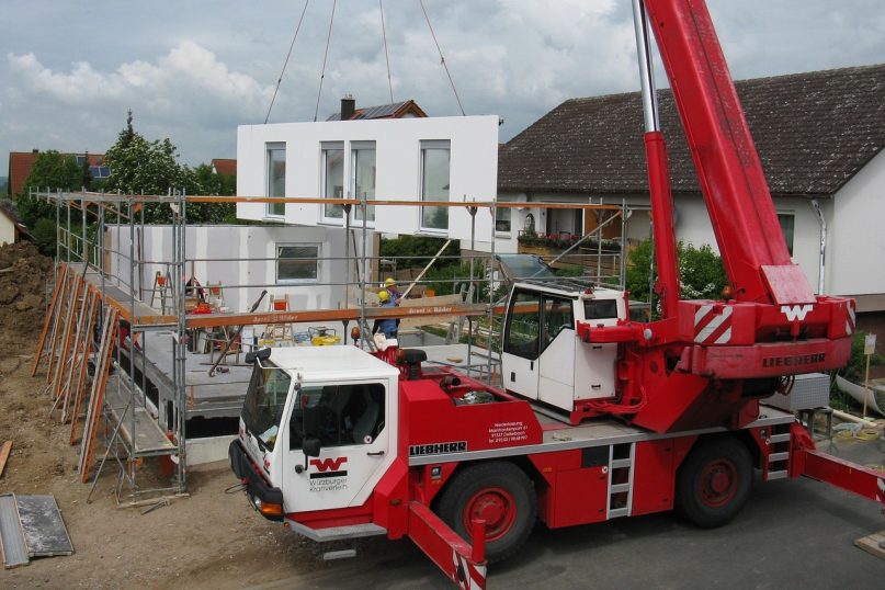 Die Fertighausproduktion ist der Prozess, bei dem ein Fertighaus im Werk des Bauunternehmens hergestellt wird, bevor es zum Kunden transportiert und vor Ort aufgestellt wird. Die Fertighausproduktion ist der Prozess, bei dem ein Fertighaus im Werk des Bauunternehmens hergestellt wird, bevor es zum Kunden transportiert und vor Ort aufgestellt wird.