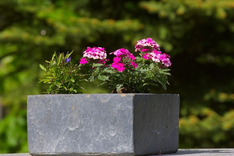 Fiberglas ist ein Material, das aus feinen Glasfasern besteht, die zu einem Gewebe oder einer Matte verarbeitet werden.