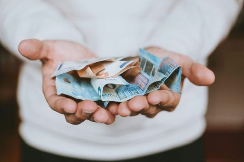 Eine Finanzierungsmöglichkeit ist eine verfügbare Option oder Methode, um finanzielle Mittel für ein bestimmtes Projekt oder eine Investition zu beschaffen.