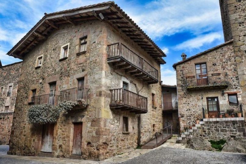 Die Front bezieht sich auf die Vorderseite oder die äußere Oberfläche eines Objekts oder einer Struktur.