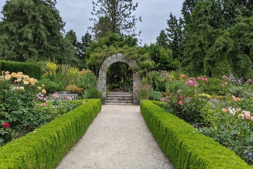 Gartengestaltung bezieht sich auf die Planung und Umsetzung der verschiedenen Elemente und Designaspekte eines Gartens.