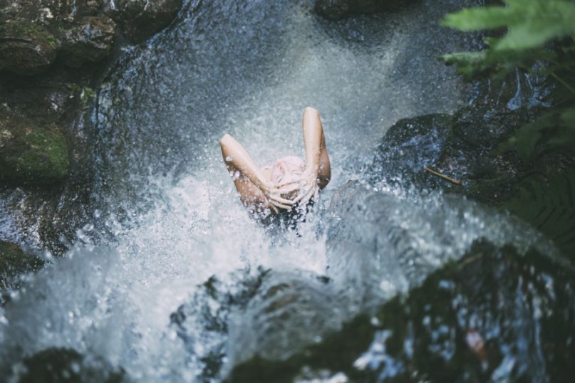 Eine Gartendusche ist eine speziell für den Außenbereich konzipierte Dusche, die in Gärten, auf Terrassen oder in Poolbereichen installiert wird. Eine Gartendusche ist eine speziell für den Außenbereich konzipierte Dusche, die in Gärten, auf Terrassen oder in Poolbereichen installiert wird.