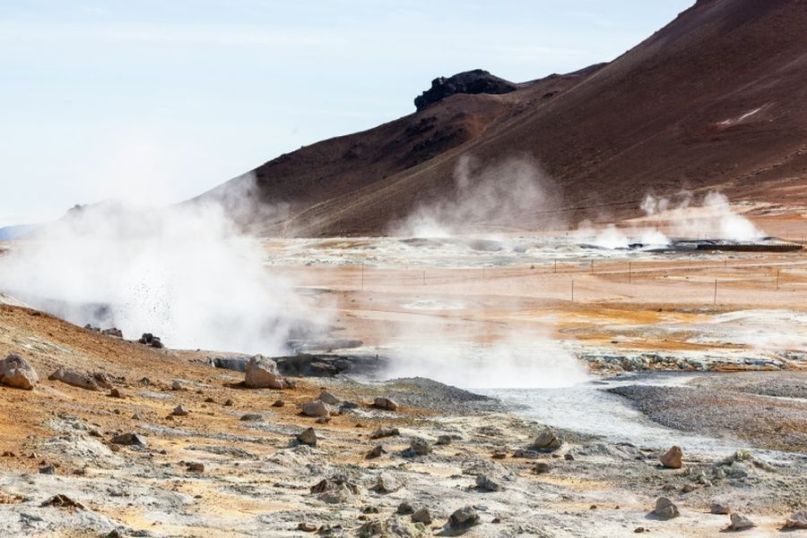 Geothermie ist eine erneuerbare Energiequelle, die die im Erdinneren gespeicherte Wärme nutzt. Geothermie ist eine erneuerbare Energiequelle, die die im Erdinneren gespeicherte Wärme nutzt.