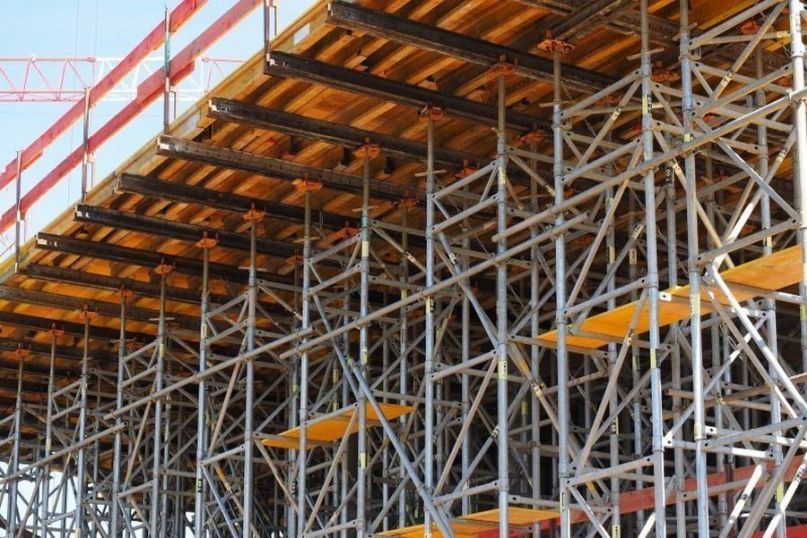 Ein Gerüst ist eine temporäre Struktur, die hauptsächlich in der Bauindustrie verwendet wird, um Arbeiten an Gebäuden oder anderen hohen Strukturen zu ermöglichen. Ein Gerüst ist eine temporäre Struktur, die hauptsächlich in der Bauindustrie verwendet wird, um Arbeiten an Gebäuden oder anderen hohen Strukturen zu ermöglichen.
