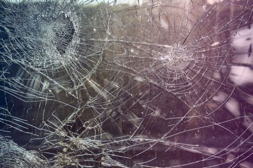 Eine Glasversicherung ist ein spezieller Zusatz zur Hausrat- oder Gebäudeversicherung, der Bruchschäden an Verglasungen absichert.