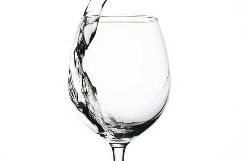 Glaswolle ist ein Dämmmaterial, das aus geschmolzenem Glas hergestellt wird. Glaswolle ist ein Dämmmaterial, das aus geschmolzenem Glas hergestellt wird.