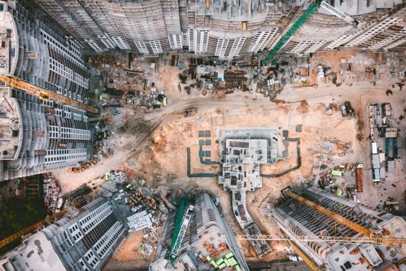 Eine Großbaustelle ist ein Ort, an dem umfangreiche Bauarbeiten stattfinden, die verschiedene Arten von Konstruktionen oder Infrastrukturprojekten umfassen, die eine beträchtliche Fläche oder Ressourcen beanspruchen. Eine Großbaustelle ist ein Ort, an dem umfangreiche Bauarbeiten stattfinden, die verschiedene Arten von Konstruktionen oder Infrastrukturprojekten umfassen, die eine beträchtliche Fläche oder Ressourcen beanspruchen.