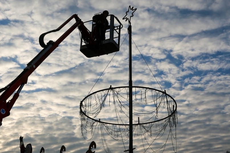 Ein Hebezug ist ein technisches Ger&auml;t, das zum vertikalen Heben und Senken von Lasten verwendet wird.