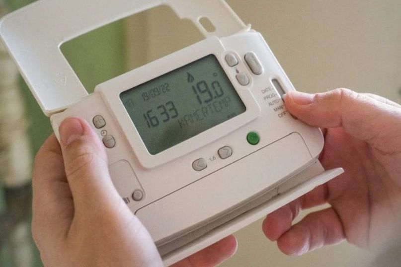 Ein Thermostat ist ein Gerät oder eine Komponente, die zur Regelung und Steuerung der Temperatur in einem Raum, einem Gebäude oder einem System verwendet wird