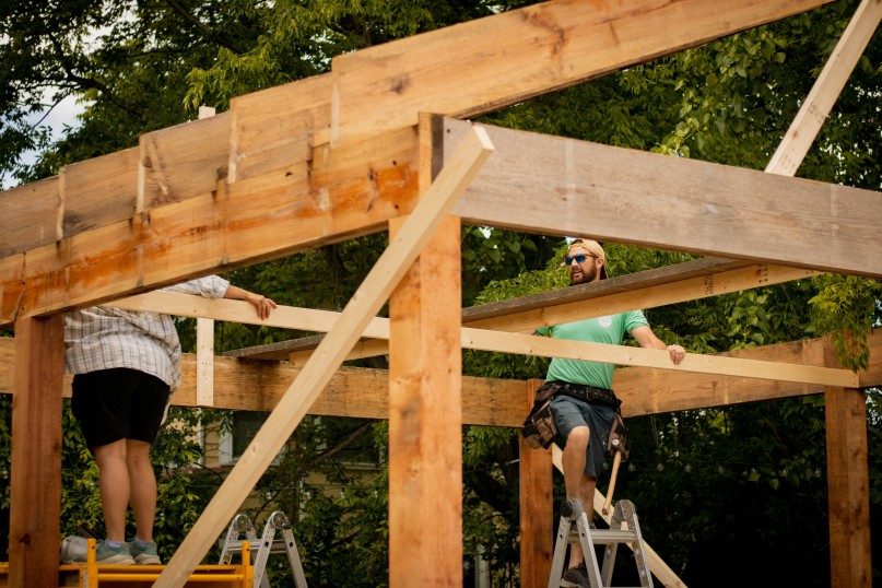 Holzkonstruktion bezieht sich auf den Bau von Gebäuden, Strukturen oder anderen Objekten mit Holz als primärem Baumaterial. Holzkonstruktion bezieht sich auf den Bau von Gebäuden, Strukturen oder anderen Objekten mit Holz als primärem Baumaterial.